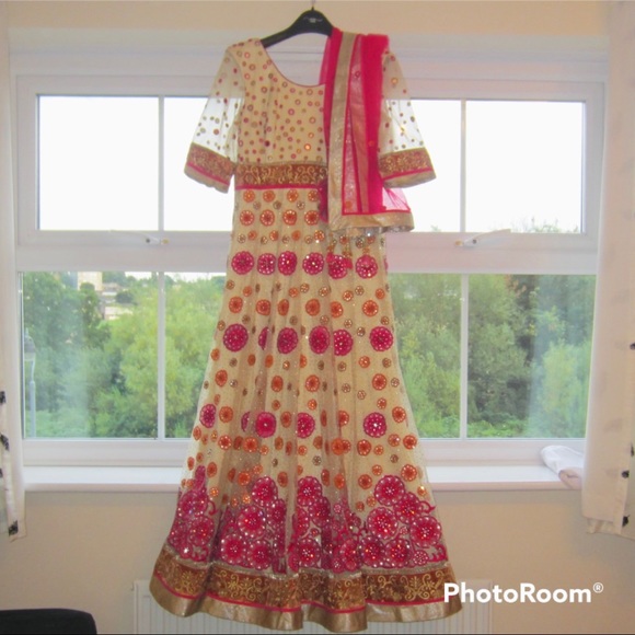 Stunning Indian Bridal Mehndi Wedding Dress - Picture 3 of 7